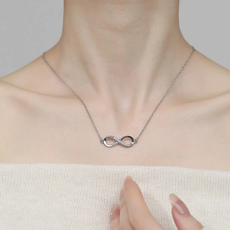 Collar Infinito de acero inoxidable con colgante de infinito para mujer..